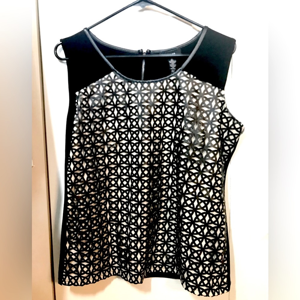 Sleeveless Alfani black cut out print top.